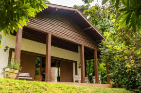 Incrível casa com cachoeira em meio à natureza